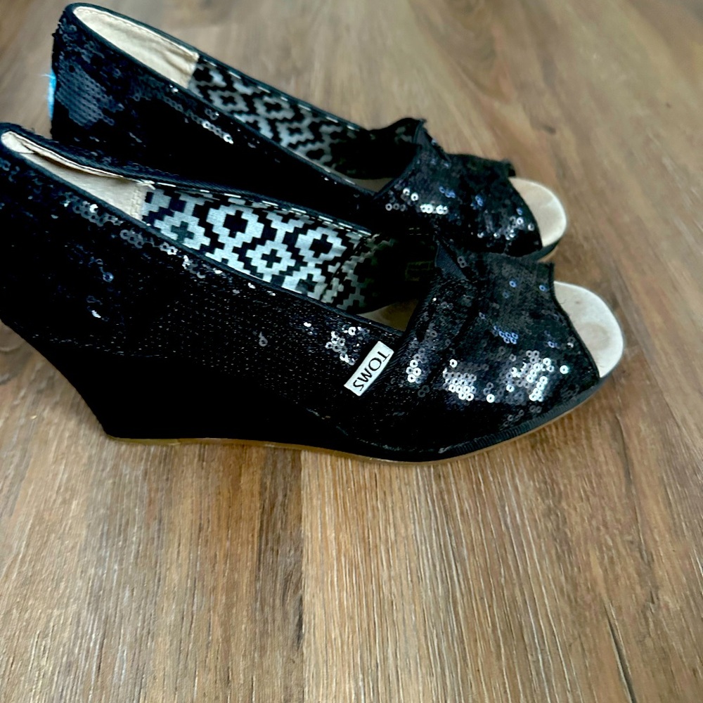 Tom wedge sandal